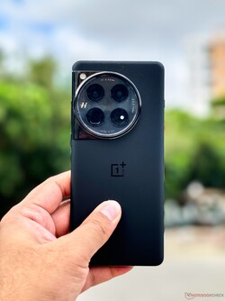 OnePlus 12 5G w kolorze jedwabistej czerni