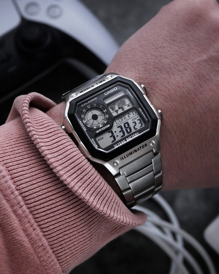 Casio AE-1200WH z opaską ze stali nierdzewnej zamiast nowej skórzanej opaski (źródło zdjęcia: Casio)