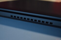 Lenovo ThinkPad T16 Gen 3: wylot wentylatora z tyłu