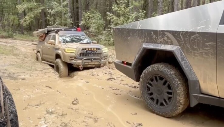 Tesla Cybertruck pomogła Toyocie off-roader, która utknęła podczas próby pokonania tej samej kałuży. (Źródło zdjęcia: Andrew Hodgdon via Teslarati)