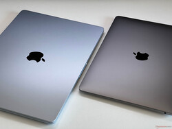 MacBook Air 15 M4 w kolorze Sky Blue (po lewej) vs. MacBook Air 13 M1 w kolorze Space Grey (po prawej)