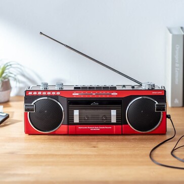 Wielofunkcyjny boombox Sanwa posiada wysuwaną antenę i wewnętrzną antenę prętową do odbioru audycji radiowych FM i AM. (Źródło obrazu: Sanwa Supply)