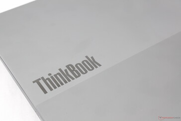 Znana dwukolorowa szara pokrywa zewnętrzna, którą można znaleźć w innych modelach ThinkBooków