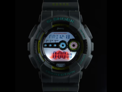 Zegarek Casio G-Shock x Suzuki GD-100 ma niestandardowe podświetlenie z emblematem nosorożca Jimny. (Źródło zdjęcia: Autorimessa)