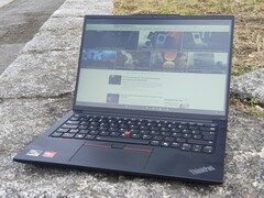 Dość z tanimi ekranami, Lenovo: Niski ekran ThinkPada E14 Gen 6 nie powinien już być rzeczą (na zdjęciu: Lenovo ThinkPad E14 Gen 6 na zewnątrz, źródło zdjęcia: Benjamin Herzig/Notebookcheck.net)