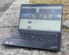 Dość z tanimi ekranami, Lenovo: Niski ekran ThinkPada E14 Gen 6 nie powinien już być rzeczą (na zdjęciu: Lenovo ThinkPad E14 Gen 6 na zewnątrz, źródło zdjęcia: Benjamin Herzig/Notebookcheck.net)