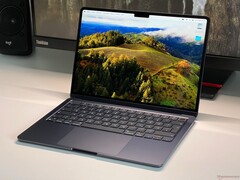 Laptopy takie jak Apple MacBook Air mogą w przyszłości otrzymać modem 5G. (Zdjęcie: Notebookcheck)