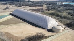 Gigantyczna bańka z dwutlenkiem węgla, która może magazynować energię odnawialną przez co najmniej 10 godzin. (Źródło zdjęcia: Energy Dome)