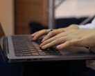 Ręce piszące na klawiaturze laptopa