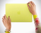 MacBook Neo ma kolorową aluminiową obudowę, którą można łatwo otworzyć.
