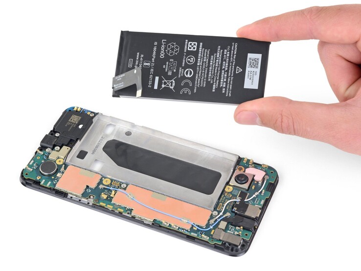 Według iFixit wymiana baterii w Google Pixel 4a zajmuje około dwóch godzin (źródło obrazu: iFixit)