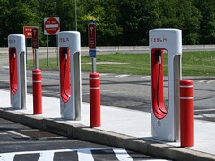 Superchargers Tesli. Kalifornia chwali się, że liczba stacji ładowania pojazdów elektrycznych przewyższa liczbę dystrybutorów gazu (źródło zdjęcia: J Dean na Unsplash)