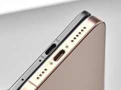 Oppo porównuje Find N5 aka OnePlus Open 2 z iPhone&#039;em 16 Pro, który jest prawie dwa razy grubszy. (Źródło zdjęcia: Oppo)