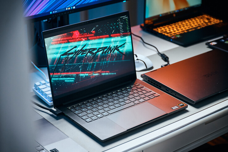 Razer Blade 14 z grą Cyberpunk 2077.