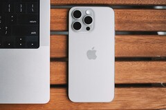 Apple iPhone 15 i das iPhone 15 Pro były najlepiej sprzedającymi się smartfonami w 2024 roku. (Źródło zdjęcia: Lala Azizli)