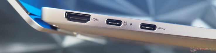 Lewa strona: HDMI 2.1, USB-A 3.2 Gen 1 (DisplayPort 1.4, PowerDelivery), USB-C 4.0 (DisplayPort 1.4, PowerDelivery)