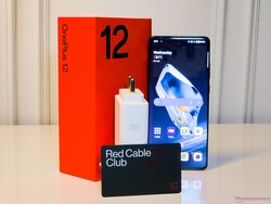 W pudełku znajduje się ładowarka SuperVOOC o mocy 100 W, kabel USB typu A do typu C oraz członkostwo Red Cable Club