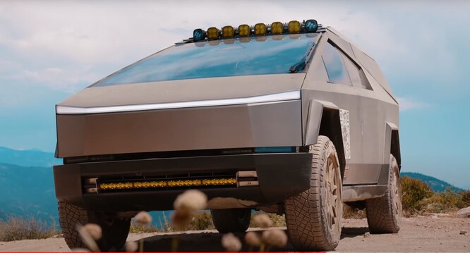 Cybertruck ukończył test i zdołał zaimponować prezenterowi. (Źródło obrazu: Wild Horses Off-Road via YouTube)