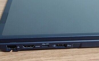 Złącza po lewej stronie: Gniazdo GbE, HDMI 1.4, USB-C 10 Gb/s (PD+DP 1.4), USB-A 5 Gb/s