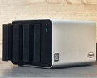 Urządzenie TerraMaster F4-425 Pro posiada wysokiej jakości aluminiową obudowę.