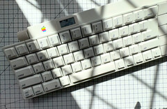 Ta klawiatura Apple Desktop Bus Keyboard z 1986 roku jest bezprzewodowa i ma wbudowany wyświetlacz OLED oraz pokrętło. (Źródło obrazu: mtt na YouTube)