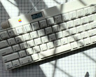 Ta klawiatura Apple Desktop Bus Keyboard z 1986 roku jest bezprzewodowa i ma wbudowany wyświetlacz OLED oraz pokrętło. (Źródło obrazu: mtt na YouTube)