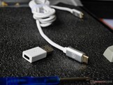 W zestawie znajduje się pleciony metalowy kabel USB typu C do C oraz adapter typu A do C. 