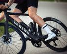 Rower elektryczny Canyon Endurace:ONfly (na zdjęciu) ma smukłego pilota zamontowanego na kierownicy, który przełącza tryby i wyświetla stan wspomagania. (Źródło zdjęcia: Canyon)