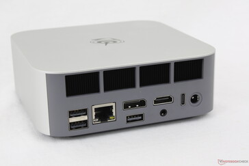 Tył: USB-A 3.2 (10 Gb/s), USB-A 2.0 (480 Mb/s), RJ-45 (2,5 Gb/s), DisplayPort 1.4 (4K@144), USB-A 2.0 (480 Mb/s), HDMI 2.1 (4K@120), zestaw słuchawkowy 3,5 mm, USB-C 4.0 z DisplayPort + Power Delivery (40 Gb/s), zasilacz sieciowy