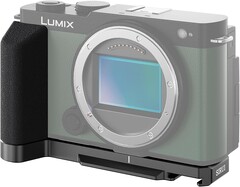 Można ledwo dostrzec drzwiczki mikrofonu po lewej stronie (zdjęcie po prawej) Panasonic Lumix S9 (źródło zdjęcia: Amazon)