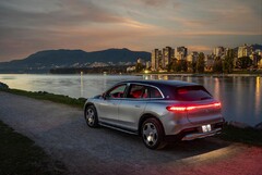 SUV Mercedes-Maybach EQS na lata 2024-2025 jest jednym z wycofanych pojazdów elektrycznych. (Źródło: Mercedes-Benz)