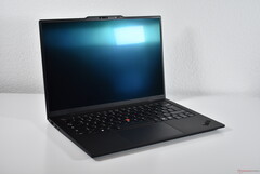 Zaskakujące dodatki: Lenovo oficjalnie wprowadza więcej opcji dla ThinkPad X1 Carbon Gen 13 (na zdjęciu: Laptop Lenovo ThinkPad X1 Carbon Gen 13, źródło zdjęcia: Benjamin Herzig/Notebookcheck.net)