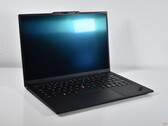 Zaskakujące dodatki: Lenovo oficjalnie wprowadza więcej opcji dla ThinkPad X1 Carbon Gen 13 (na zdjęciu: Laptop Lenovo ThinkPad X1 Carbon Gen 13, źródło zdjęcia: Benjamin Herzig/Notebookcheck.net)