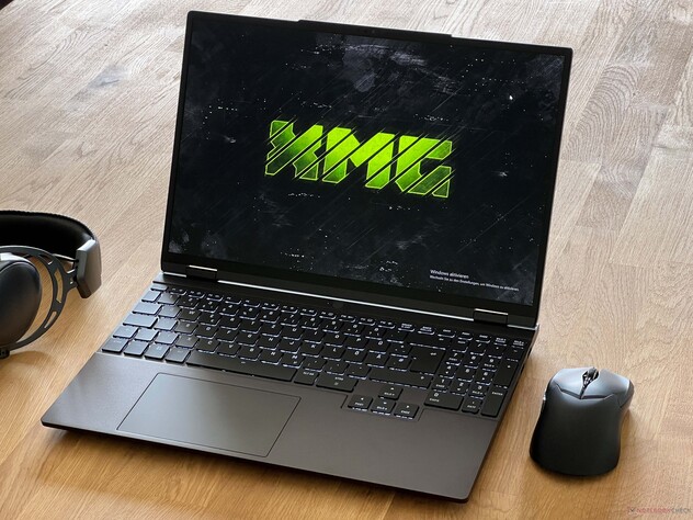 Schenker XMG Evo 15 M24 i jego malutkie wycięcie (źródło obrazu: Notebookcheck)