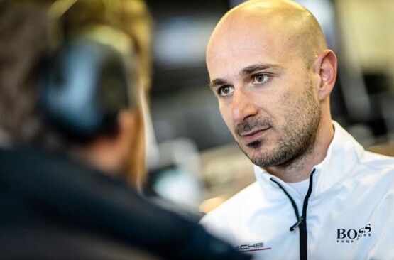 Kierowca rozwojowy Porsche Lars Kern na torze Nürburgring. (Źródło zdjęcia: Porsche)