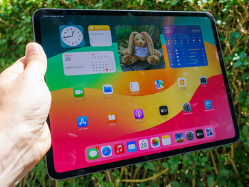 Korzystanie z Apple iPad Pro 13 na zewnątrz