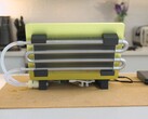 Zestaw MacBook Neo chłodzony cieczą DIY z zewnętrzną chłodnicą i rurkami przymocowanymi do laptopa