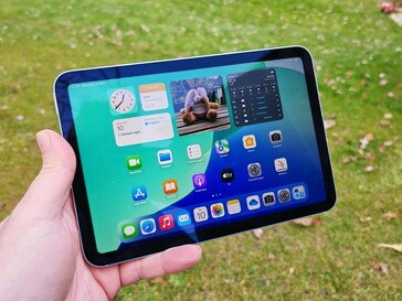 Apple iPad mini 7 na zewnątrz