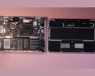 Zniszczony laptop Framework 12.2 obok MacBooka Neo