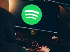 Cyberprzestępcy próbują zwabić użytkowników Spotify na nieuczciwe strony internetowe za pomocą wprowadzających w błąd list odtwarzania i podcastów spamowych. (Źródło zdjęcia: Pexels / Anete Lusina)