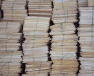 Wysokie stosy papierowych akt przewiązanych sznurkiem