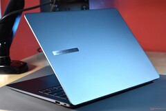 Intel znów wydajny: Asus ExpertBook P5 osiąga 16 godzin pracy na baterii dzięki Lunar Lake (źródło obrazu: Benjamin Herzig / Notebookcheck)