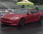 Tesla Model S Plaid jest już szybki jak gepard na polowaniu, ale Miguel Roy musiał pójść o krok dalej. (Źródło zdjęcia: DragTimes via YouTube)