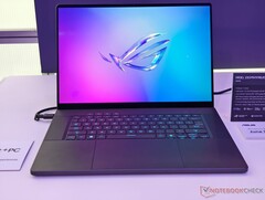Laptop do gier Asus ROG Zephyrus G16 jest teraz wyposażony w nowy procesor AMD (zdjęcie za pośrednictwem Notebookcheck)