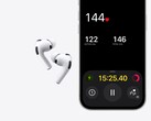 Zdjęcie słuchawek Apple AirPods Pro 3 obok iPhone'a