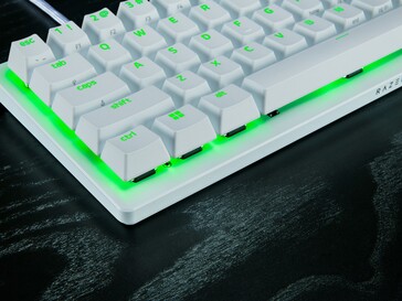 Razer Huntsman V3 Pro Mini biały kąt boczny (źródło obrazu: Razer PR)