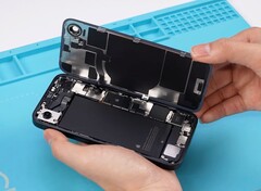 Apple iPhone 16e umożliwia stosunkowo łatwą wymianę baterii i tylnej części obudowy. (Źródło obrazu: REWA Technology)