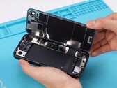 Apple iPhone 16e umożliwia stosunkowo łatwą wymianę baterii i tylnej części obudowy. (Źródło obrazu: REWA Technology)