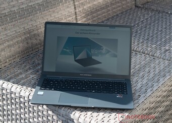 Asus ExpertBook B1 na zewnątrz