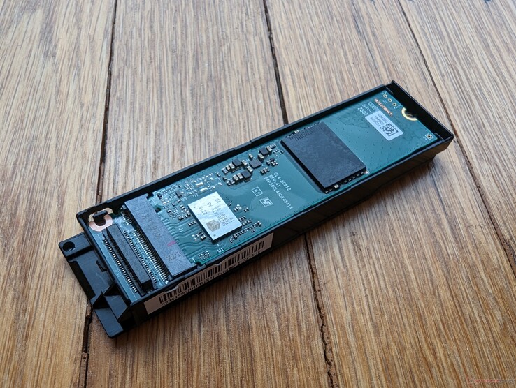 Dysk SSD M.2 2280 można łatwo wymienić za pomocą śrubokręta
